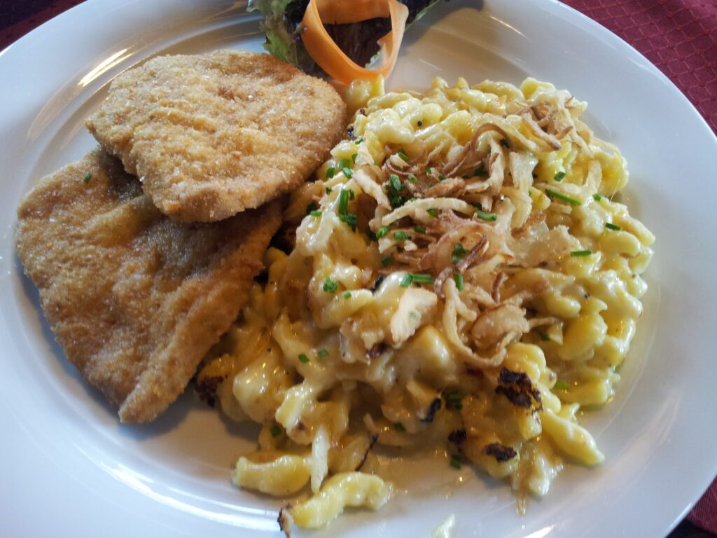 Bild vom Schnitzel mit Kässpätzle im Restaurant Cafe Jagdhütte in Neustift im Stubaital